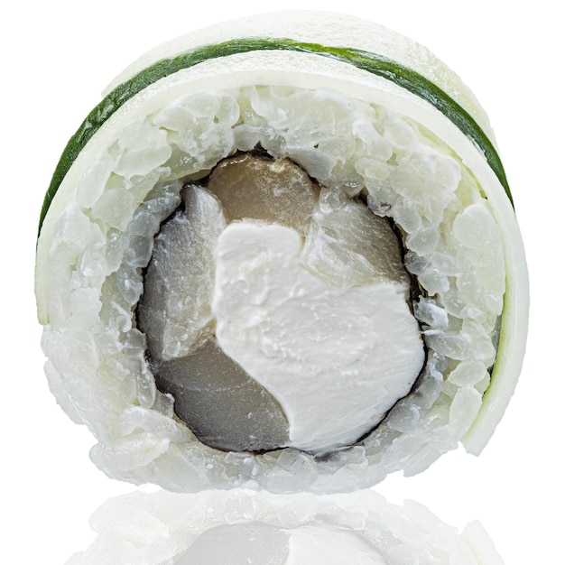 Roll sushi isolato su sfondo bianco. vista ravvicinata con la riflessione.