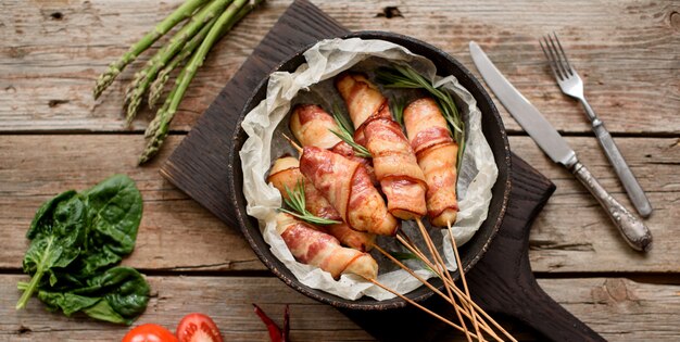 Roll with bacon and chicken mince on a stew with fresh asparagus and spices