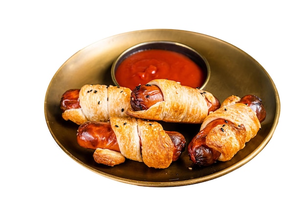 ケチャップでパフペーストに焼いたホットドッグのローリング ホワイトバックグラウンドに隔離