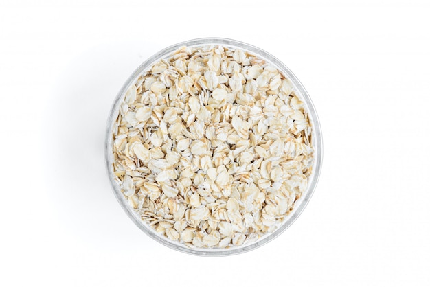 Photo rolled oats in bowl isolated