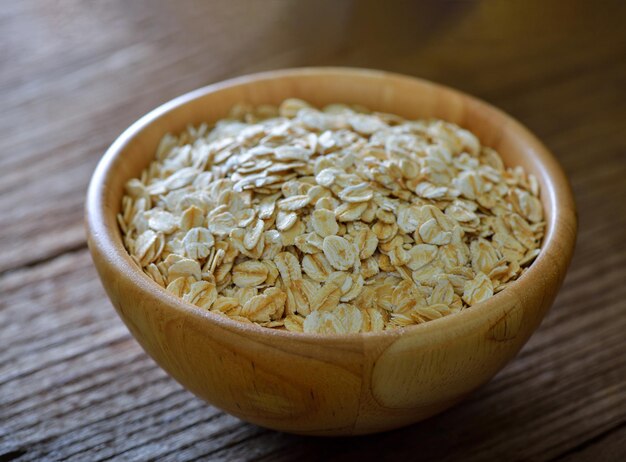 Foto avena arrotolata su un tavolo di legno