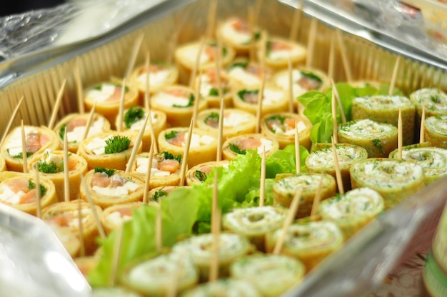 Рулетики с листьями салата и начинкой из сыра и шпината софт-фокус вкусный рецепт для пикника