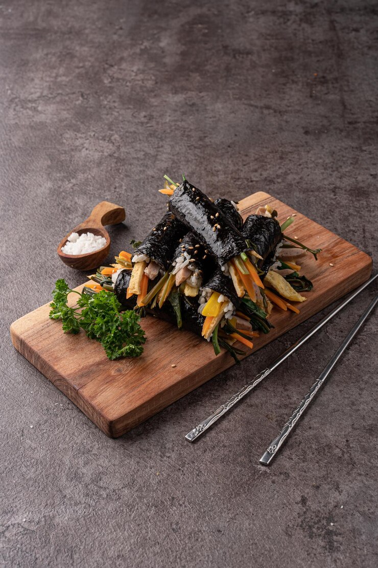 Rolled seaweed rice with egg and vegetables