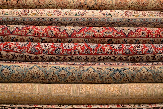 카펫 상점에서 다양한 색상의 롤업 터키 또는 페르시아 카펫