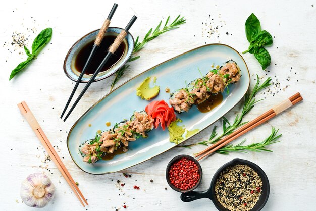 Rollen met paling en sojasaus Sushi Bovenaanzicht Rustiek