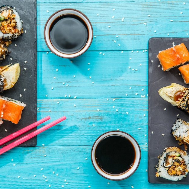 Rollen op zwarte stenen planken aan blauwe tafel