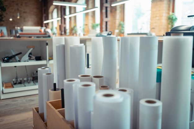 Rollen papier. rollen papier voor het afdrukken van boeken die in het lichte grote ruime kantoor staan