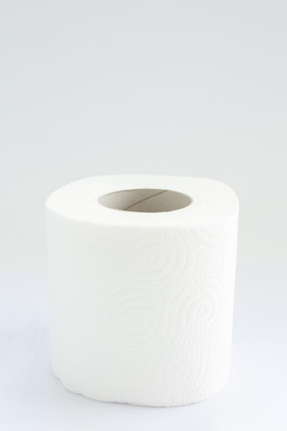 Rollen toiletpapier op een witte achtergrond