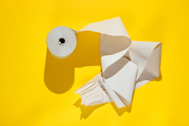 Rollen wc-papier geïsoleerd op geel