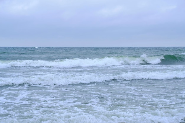 Rollende golven tijdens storm in Oostzee