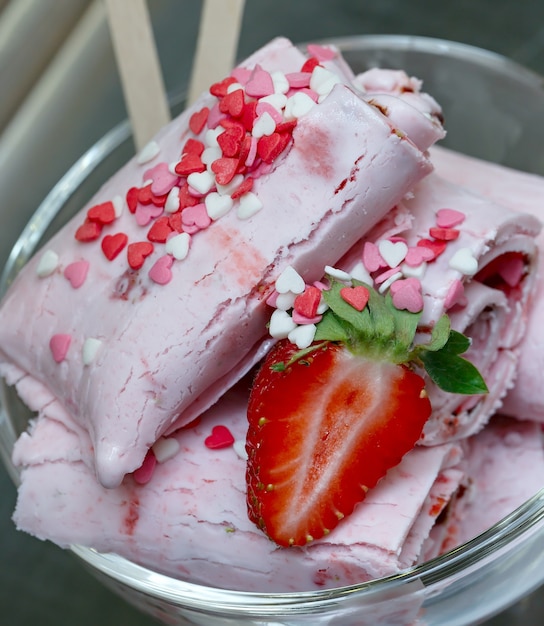 Rollenijs wordt met de hand gemaakt in de vriezer. Zoet dessert gemaakt van natuurlijke aardbeien en ingrediënten.