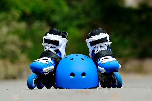 Foto pattini in linea a rotelle con casco in skate park