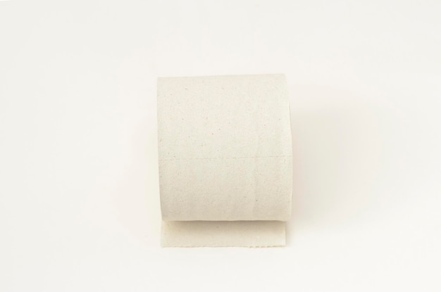 Rolletje toiletpapier op witte achtergrondMinimalistische stijl