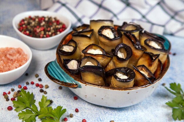 Rolletjes gebakken aubergine gevuld met kwark en kruiden Gezonde voeding met veel vezels vitamines sporenelementen