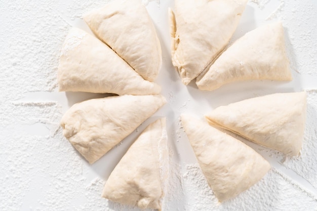 Stendere la pasta di pane con un mattarello francese per fare la focaccia fatta in casa.