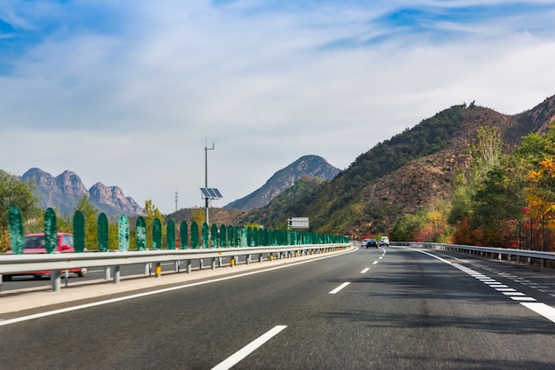 山々を流れる高速道路