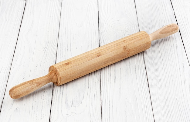 Photo rolling pin on white wooden background