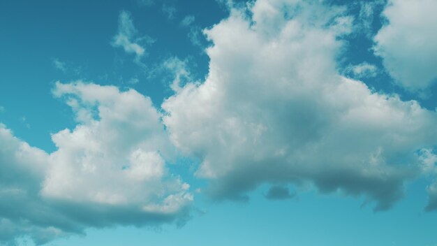 Photo rolling puffy clouds are moving nature weather blue sky rainy clouds background relax