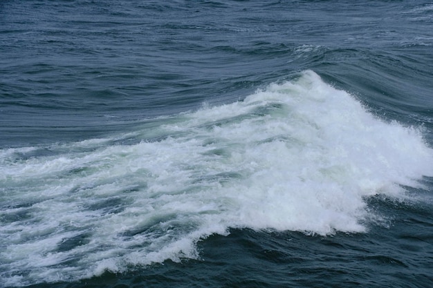 バルト海の嵐の間のうねり