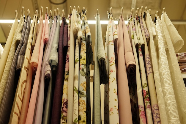 Рулоны ткани и текстиля в магазине