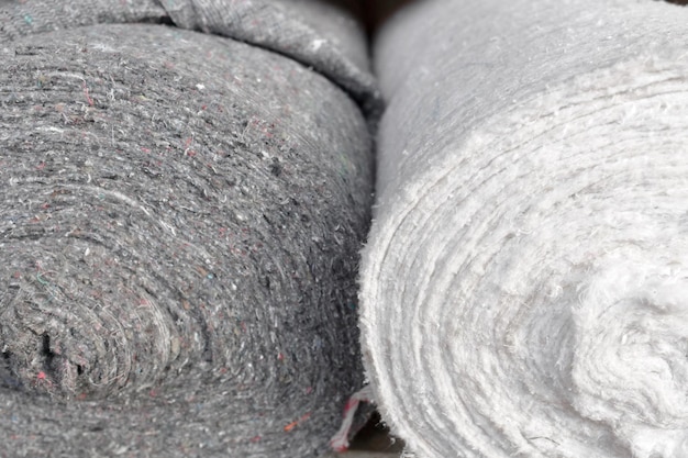 Рулоны фабричного текстиля крупным планом Сырье или материал для изготовления тряпок