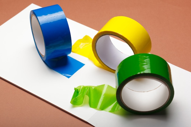 Фото Рулоны изоляционной клейкой ленты; разноцветная изолента