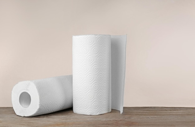 Фото Рулоны бумажных полотенец на столе на светлом фоне