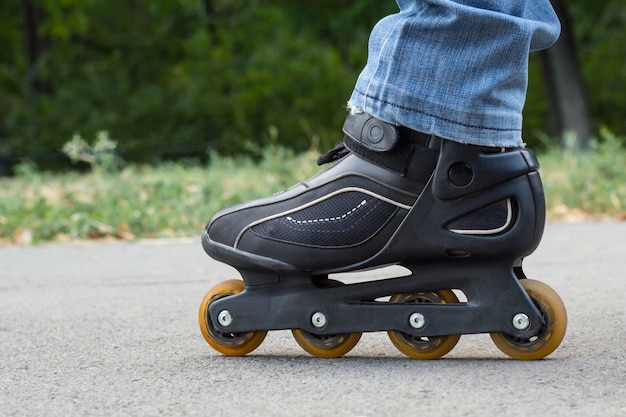 Rolschaatsen op asfalt in de zomer Close-up.