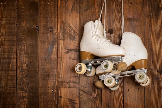 Rolschaatsen op een hout