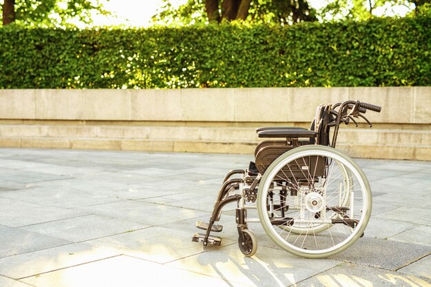 Rolstoel Alley in Park. Rolstoel voor gehandicapten.