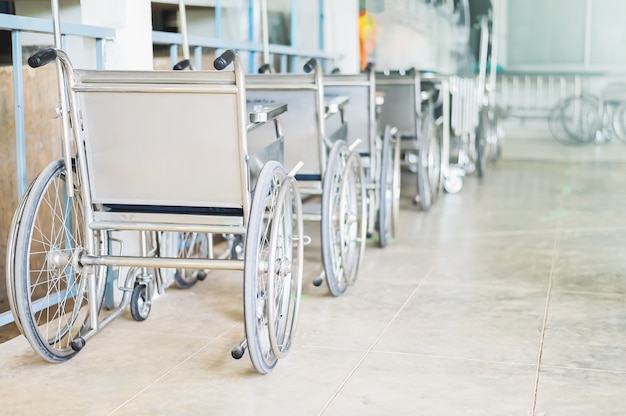 Rolstoelen in het ziekenhuis, rolstoelen wachten op patiëntendiensten. met lichte kopie ruimte op linker gebied