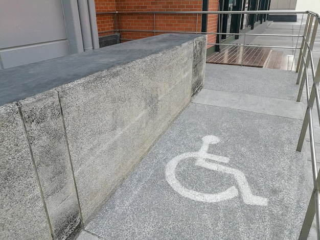 Foto rolstoelhelling weg ondersteuning voor gehandicapte persoon