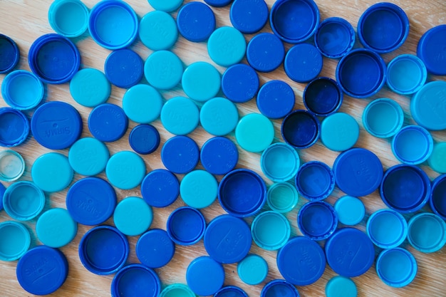 Rolstoelteken van plastic doppen Achtergrond van blauwe plastic doppen Recyclingconcept