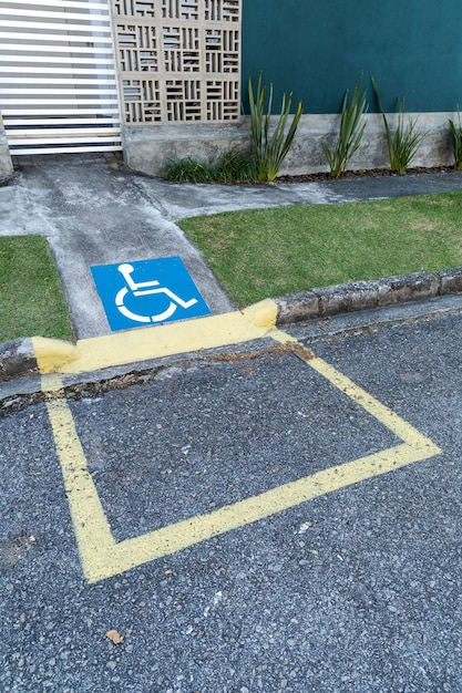 Foto rolstoeltoegangshelling symbool geschilderd op de vloer