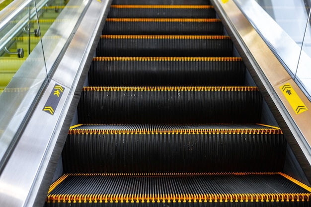 Roltrap trappen close-up in een winkelcentrum