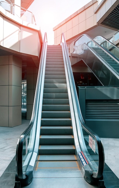 Foto roltrappen in een modern winkelcentrum