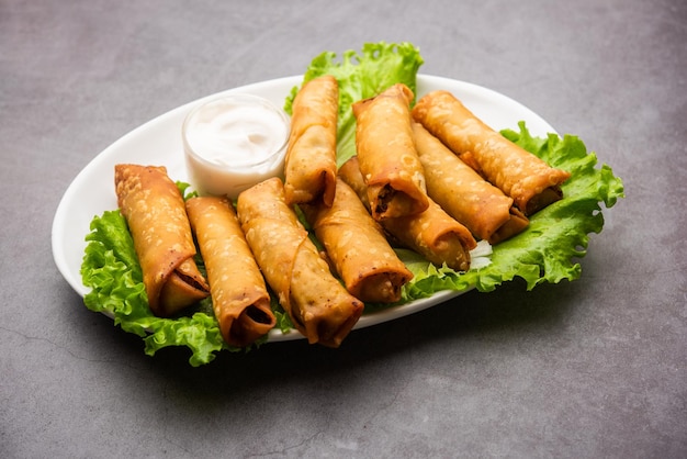 Rolvormige sigaar Samosa zijn de perfecte hapjes geserveerd met ketchup