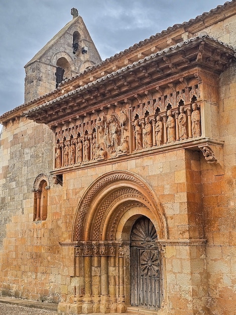 Romaanse gevel van de kerk van San Juan Bautista in Moarves de Ojeda, provincie Palencia