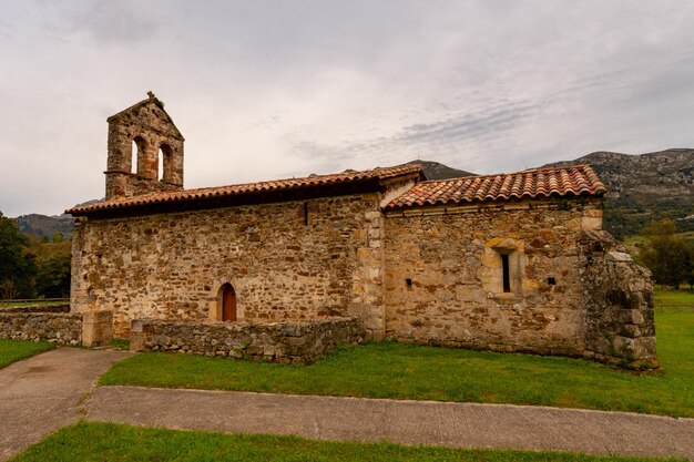 Romaanse hermitage van san juan de cilermo in ruiten