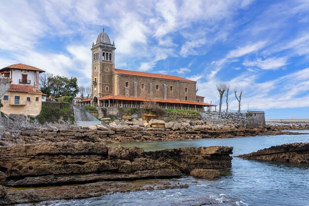 Romaanse kerk gemaakt van steen aan de Cantabrische Zee in het toeristische stadje Luanco Asturias