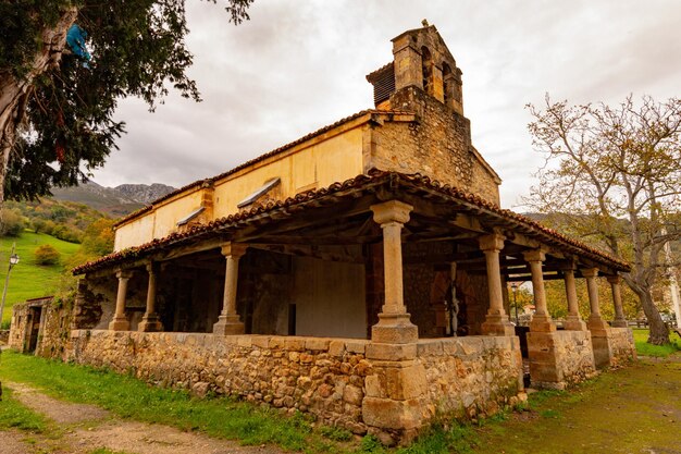 Romaanse kerk van Maria Magdalena in Poo de Cabrales