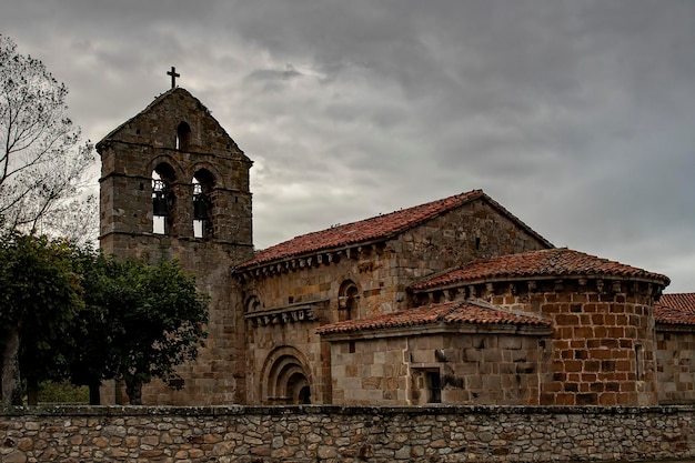 Romaanse kerk van san cipriano in bolmir