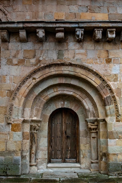 Romaanse kerk van san cipriano in bolmir