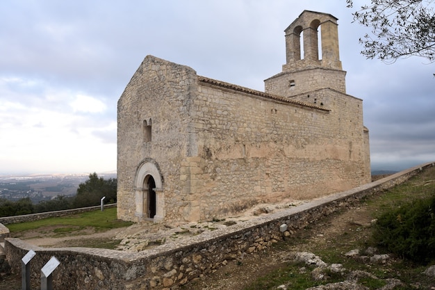 Romaanse kerk van Sant Miquel de Olerdola, provincie Barcelona, Catalonië, Spanje