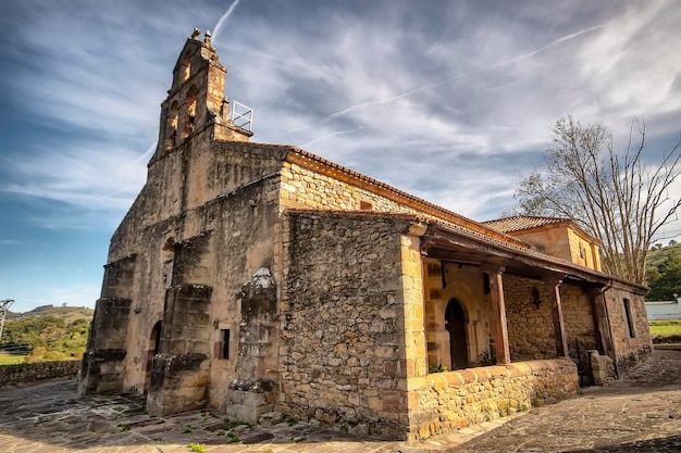 Romaanse kerk van Santa Cecilia in Villasevil - Cantabrië