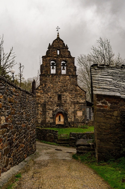 Romaanse kerk van santa maria in hermo-klooster