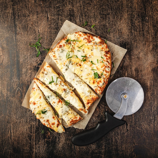 Romaanse pizza's met kaas Romeinse vierkante pizza of pinsa op een dik deeg Italiaanse keuken
