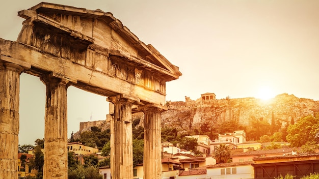 夏のアテネ ギリシャの日没時のローマン アゴラ