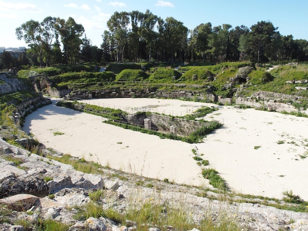 Photo roman amphitheater in the archaeological park of neapolis from the 3rd century ad syracuse sicily