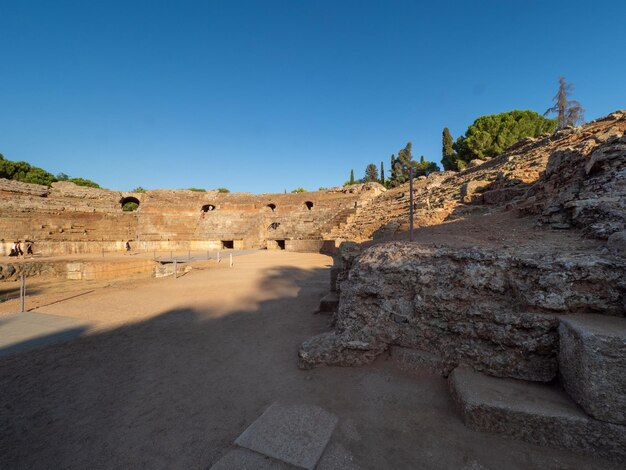 Photo roman amphitheater of merida in merida spain on a sunny day travel and tourism concept